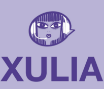 Logomarca do software XULIA em formato quadrado, na cor roxa. No centro, em primeiro plano, há um desenho em formato redondo de uma pessoa com um fone headset com microfone e abaixo o nome XULIA escrito por extenso, ambos num tom de roxo mais escuro.