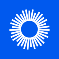Logotipo do aplicativo Be My Eyes. O fundo é da cor azul. Ao centro, no mesmo azul, há um círculo com borda branca. Por toda a borda, partem retas transversais na cor branca.