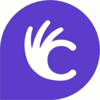 Logotipo do software Cboard. A imagem tem fundo roxo em forma de balão de conversa, semelhante a uma gota com a ponta voltada para baixo à esquerda, remetendo à ideia de diálogo. No centro, há o desenho de uma mão branca com cinco dedos. Dois dedos estão curvados formando a letra “C” em Língua de Sinais, enquanto os outros três permanecem abertos. O desenho é feito com linhas simples e suaves. Os contornos são fluidos, transmitindo uma sensação de acessibilidade e comunicação.