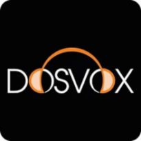 Logotipo do software Dosvox. com fundo preto em formato quadrado e a palavra "Dosvox" escrita em branco na qual as duas letras “O” são preenchidas pela metade de laranja com um arco saindo da extremidade superior, também em laranja, que ligam as duas letras “O”.