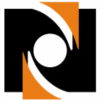 Logotipo do software do NIEE, com fundo quadrado preto. Ao centro, há um círculo branco. Duas formas curvas em laranja, posicionadas nos cantos superior direito e inferior esquerdo, envolvem parcialmente o círculo central. Entre essas curvas, uma faixa branca em formato de “S” estilizado cruza o logotipo na diagonal, conectando os cantos opostos.