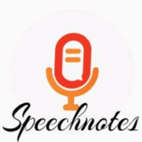 Logotipo do software Speechnotes. Fundo quadrado branco. Ao centro, a figura de um microfone com estilo clássico na cor laranja, com traço simples e arredondado. Abaixo do microfone, aparece o nome “Speechnotes” escrito, na cor preta. O conjunto visual é alinhado ao propósito do software de transcrição por voz.