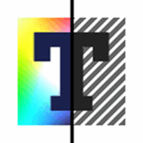 Logotipo do software Text Mode. Quadrado dividido verticalmente ao meio. No interior do quadrado, a letra “T” em destaque, na cor preta, é cortada por uma linha preta vertical central. O lado esquerdo do fundo do quadrado é preenchido com as cores do arco-íris em faixas diagonais. E o lado direito apresenta listras cinzas e brancas, inclinadas.