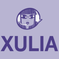 O logotipo do software XULIA. Fundo quadrado na cor roxa. No centro, um balão de diálogo emoldurando o rosto em desenho estilizado de uma mulher usando um headset com microfone. Abaixo da ilustração, a palavra XULIA escrita por extenso. Ambos estão em roxo mais escuro que o fundo.